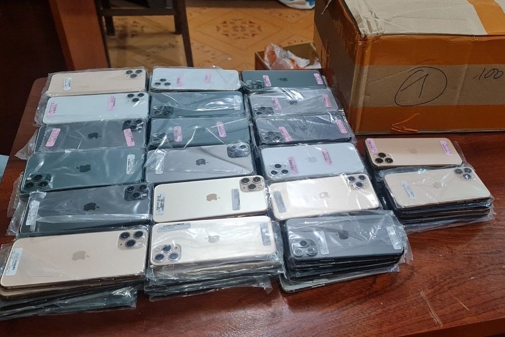 Hơn 2.000 iPhone không rõ nguồn gốc trên xe tải - 2 Hơn 2.000 iPhone không rõ nguồn gốc trên xe tải - 2
