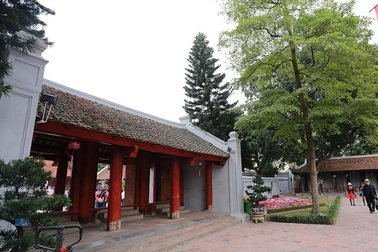 Văn Miếu - Quốc Tử Giám được phủ vôi xám thay màu tường xưa cũ