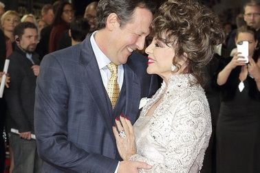 Ngôi sao 83 tuổi được chồng “soái ca” tháp tùng đi dự sự kiện