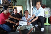 Bạn đọc Dân trí giúp cụ Nguyễn Lừng hơn 62 triệu đồng