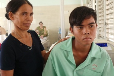 Chàng thanh niên bị suy tủy, mờ mắt vẫn gắng gượng chăn cừu nuôi cả gia đình