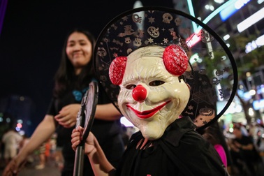 Người dân TPHCM xuống phố đón Halloween sớm