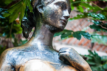 Bầu ngực của bức tượng bị sờ chạm nhiều tới mức nhẵn thín để cầu may