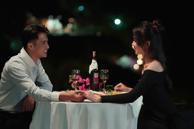 MV "Chàng trai tháng 11" của Việt Hoàn và Mỹ Dung