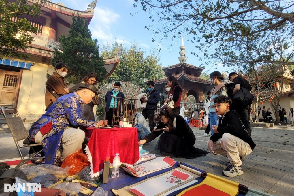 Hàng nghìn du khách lên rừng cầu may ngày đầu năm mới - 5 Hàng nghìn du khách lên rừng cầu may ngày đầu năm mới - 5