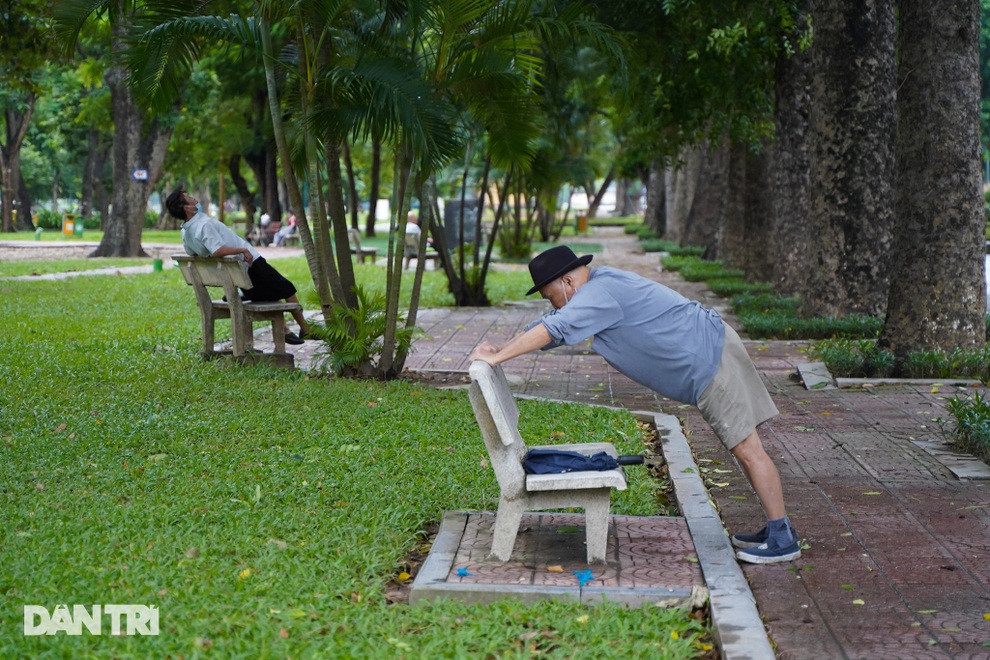 Công viên ở Hà Nội mở cửa, người dân đội mưa vào tập thể dục từ tờ mờ sáng - 15 Công viên ở Hà Nội mở cửa, người dân đội mưa vào tập thể dục từ tờ mờ sáng - 15
