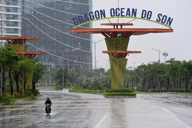 Khung cảnh lạ lùng, đường phố Hải Phòng "không bóng người" trước bão số 3