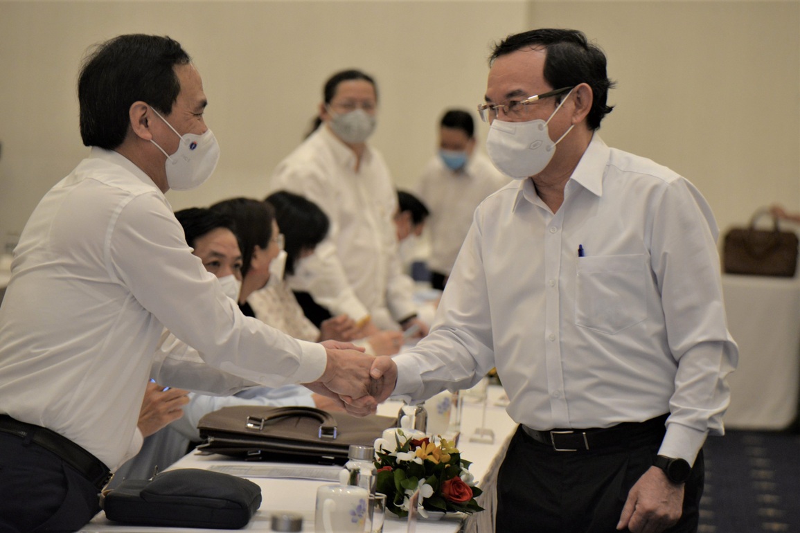 Bí thư TPHCM: Quyết tâm kiểm soát Covid-19 để người dân đón Tết bình yên - 3 Bí thư TPHCM: Quyết tâm kiểm soát Covid-19 để người dân đón Tết bình yên - 3