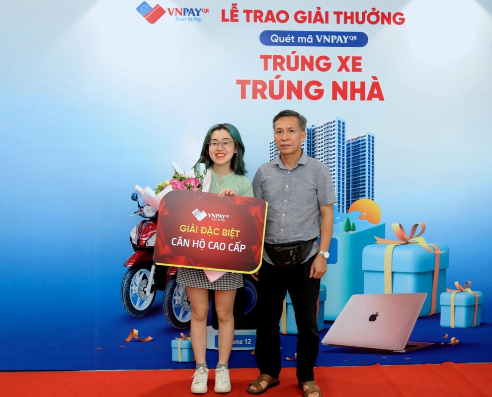 Nữ sinh viên may mắn trúng nhà tiền tỷ nhờ thanh toán thông minh - 2 Nữ sinh viên may mắn trúng nhà tiền tỷ nhờ thanh toán thông minh - 2