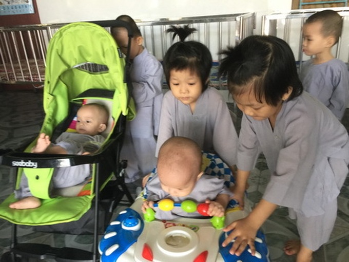 Chùa chiền, từ thiện, cô nhi viện, mồ côi