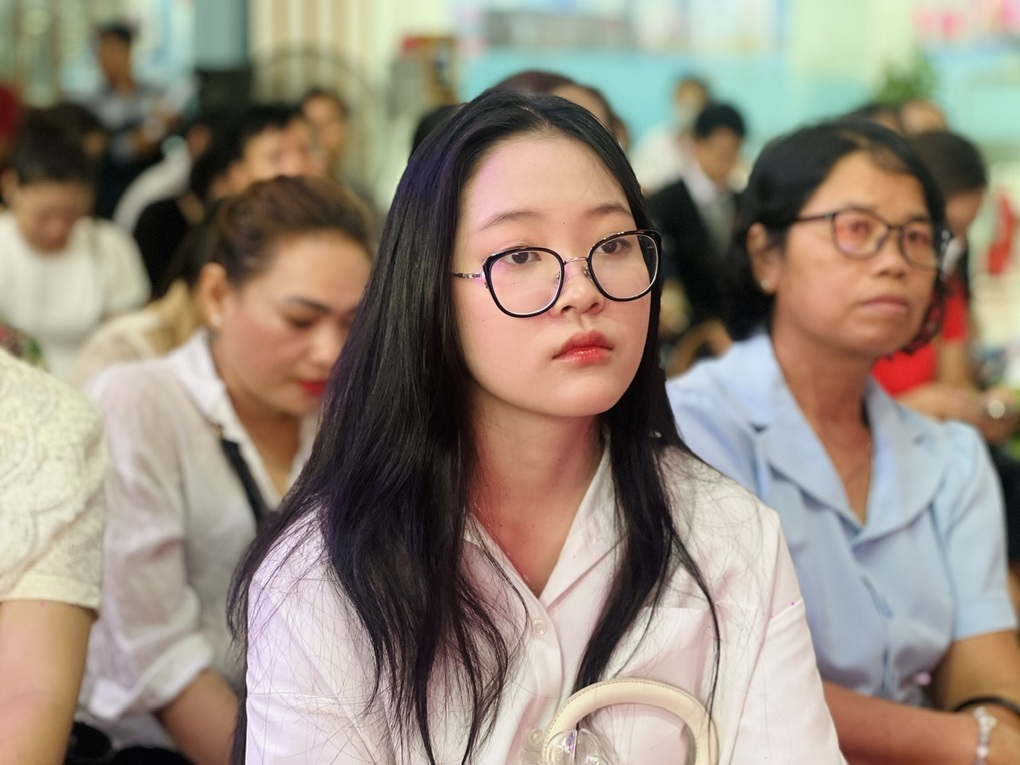 Phụ huynh than bảo vệ khó chịu, lãnh đạo trường đưa quyết định gây choáng - 1 Phụ huynh than bảo vệ khó chịu, lãnh đạo trường đưa quyết định gây choáng - 1