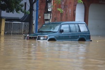 Hàng loạt ô tô xe máy ngập trong biển nước ở Huế, Đà Nẵng