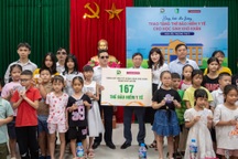 Xúc động ngày trao thẻ BHYT tới tay học sinh khó khăn tại Hà Nội