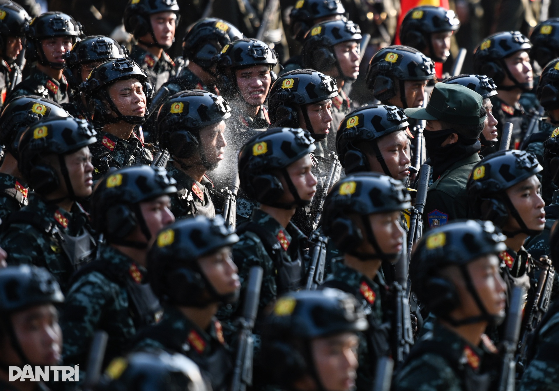 Hợp luyện diễu binh Quốc khánh 2/9: Khi thử thách là cái nắng 40 độ C - 11 Hợp luyện diễu binh Quốc khánh 2/9: Khi thử thách là cái nắng 40 độ C - 11