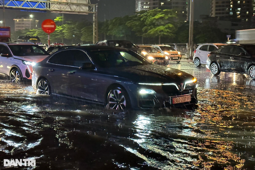 Hà Nội ngập nặng sau mưa lớn, người và xe bơi trên phố - 5 Hà Nội ngập nặng sau mưa lớn, người và xe bơi trên phố - 5