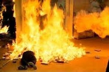 Người phụ nữ chết cháy sau vườn nhà, nghi tự thiêu