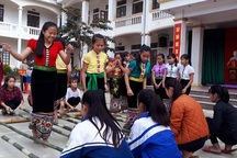 Học sinh vùng cao hào hứng đón Tết sớm