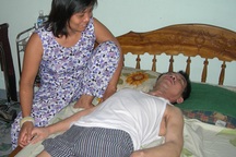 Hoàn cảnh khốn cùng của vợ bệnh nuôi chồng liệt và hai con ăn học