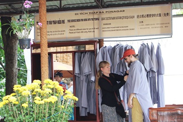 Áo choàng chống “nạn” hở hang: Cần phải thẩm mỹ và sạch sẽ