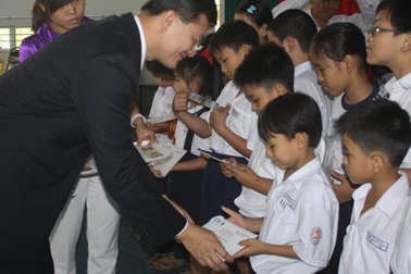 330 suất học bổng đến với học sinh nghèo hiếu học