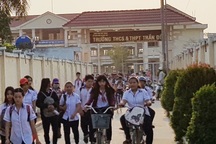 42 HS bị phạt đứng nhiều giờ ngoài hành lang trường, phụ huynh bức xúc