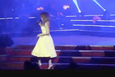 Thót tim với loạt sự cố hi hữu, những pha "ngã sấp mặt" của sao Việt