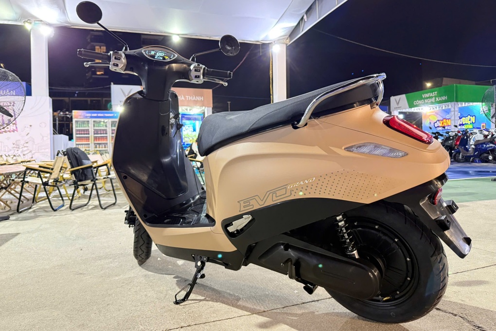 Ảnh thực tế xe máy điện đi tới 262 km/lần sạc, giá 18-26 triệu đồng - 4 Ảnh thực tế xe máy điện đi tới 262 km/lần sạc, giá 18-26 triệu đồng - 4