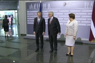 Hành động lạ của Chủ tịch Ủy ban châu Âu khi đón các nhà lãnh đạo