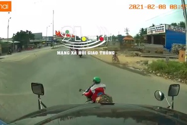 Thót tim tình huống người phụ nữ đi xe máy tạt đầu container như tự sát