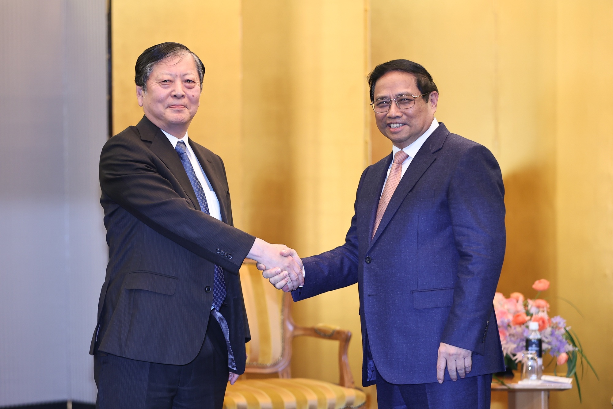 នាយករដ្ឋមន្ត្រីជួបសាជីវកម្មជប៉ុនធំៗ ដកឧបសគ្គសម្រាប់គម្រោងតម្លៃ២ពាន់លានដុល្លារ - 2 Thủ tướng gặp các tập đoàn lớn của Nhật Bản, gỡ vướng cho 2 dự án tỷ USD - 2