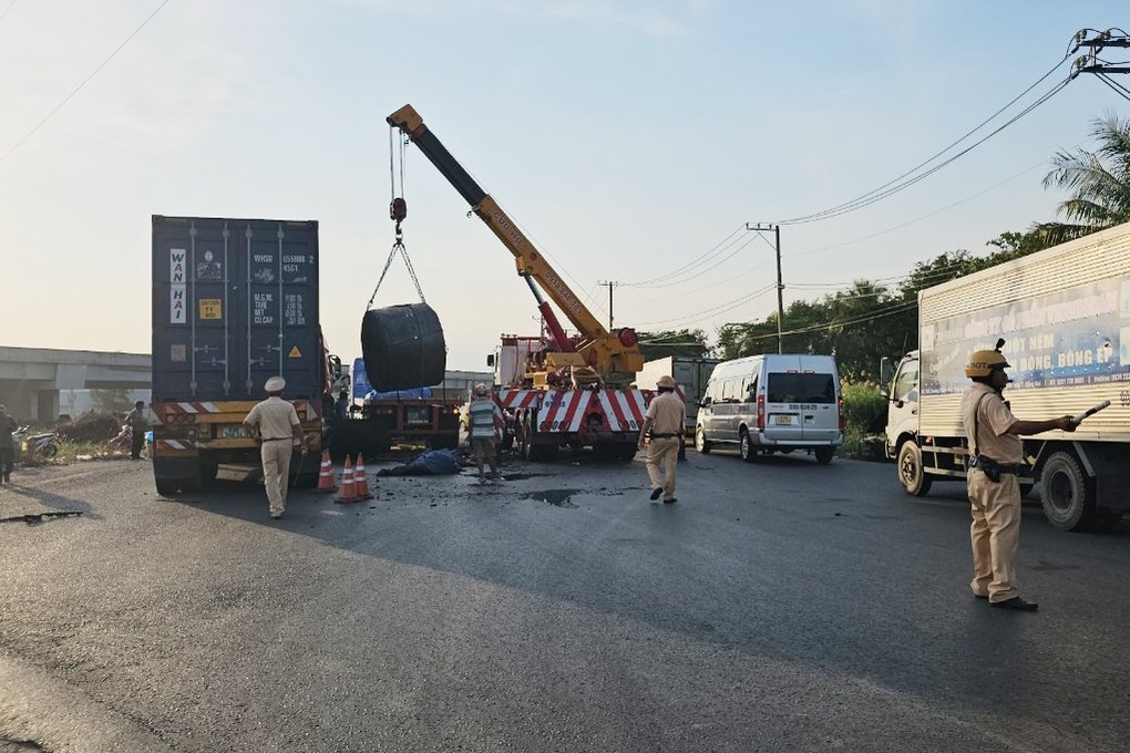 Xe đầu kéo đứt xích, 3 cuộn thép lăn xuống đường ở TPHCM - 1 Xe đầu kéo đứt xích, 3 cuộn thép lăn xuống đường ở TPHCM - 1