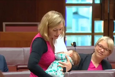 Nghị sĩ Australia cho con bú khi đang phát biểu tại quốc hội