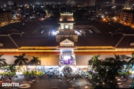 Phố đêm nhộn nhịp ở chợ cổ gần 100 năm tuổi tại TPHCM