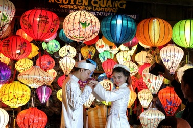 Phố cổ Hội An bừng sáng chào đón năm mới