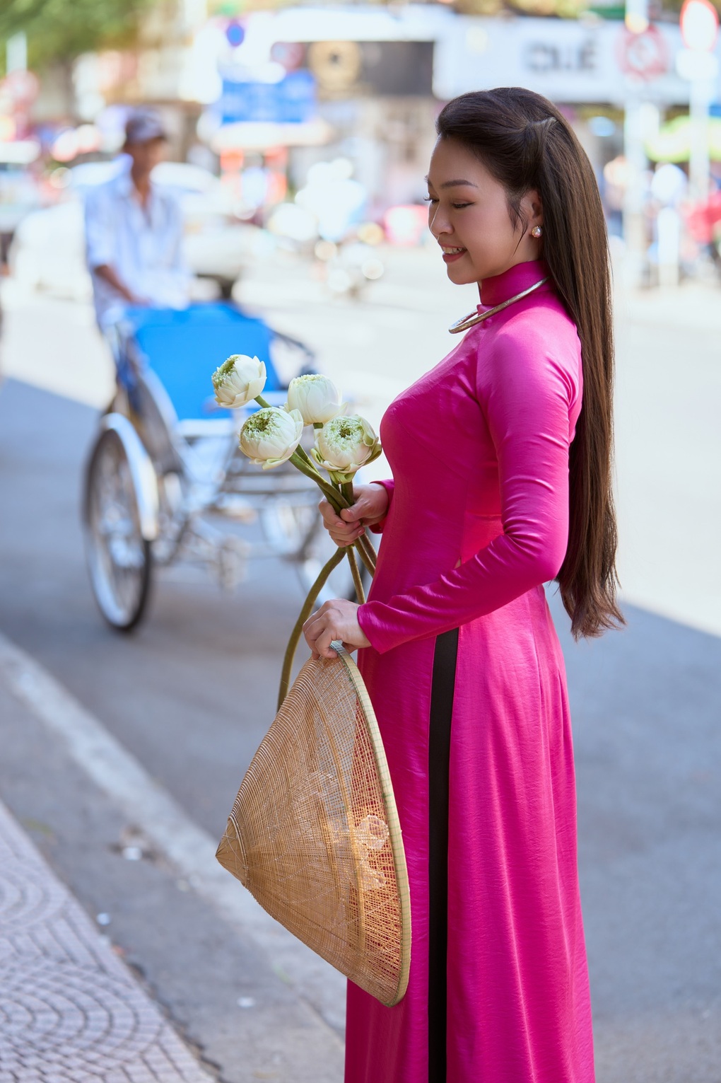 Út Trong Đất phương Nam hiếm hoi lộ diện, khoe dáng với áo dài trên phố - 3 Út Trong Đất phương Nam hiếm hoi lộ diện, khoe dáng với áo dài trên phố - 3