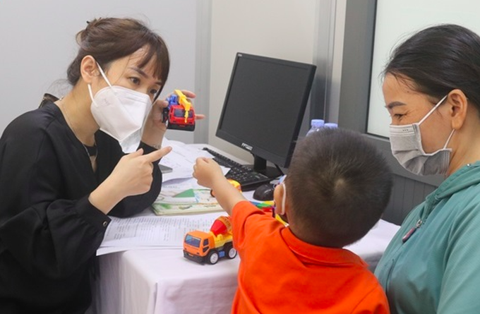 Thầy thuốc khoa Tâm thần Bệnh viện Nhi Trung ương khám, kiểm tra sức khỏe cho bệnh nhi. Ảnh: BVCC