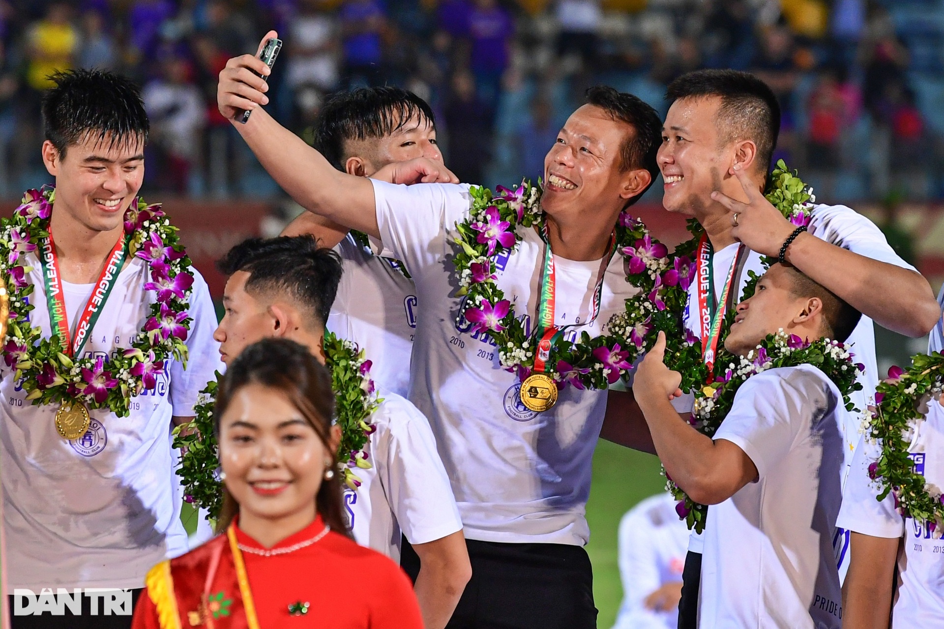 CLB Hà Nội ăn mừng đầy cảm xúc khi giành cúp vô địch V-League 2022 - 10 CLB Hà Nội ăn mừng đầy cảm xúc khi giành cúp vô địch V-League 2022 - 10