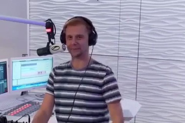 DJ Armin chào fan Việt Nam