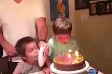 Cười nghiêng ngả với "cuộc chiến" giành thổi nến giữa 2 anh em