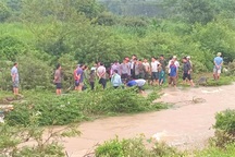 Đi qua ngầm tràn lúc nước chảy xiết, hai thanh niên bị lũ cuốn trôi