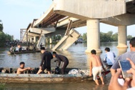 Ảnh sự cố sập nhịp cầu Chợ Đệm