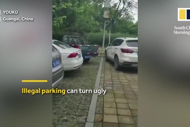 Choáng với clip xe bán tải đâm liên tiếp 11 lần vào xe đỗ chắn đường