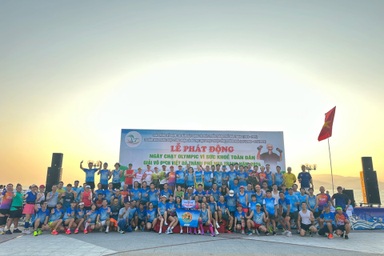 Gần 1.000 thành viên của một nhóm chạy đăng ký Unique Nha Trang H-Marathon