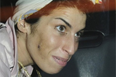 Amy Winehouse lại nhập viện