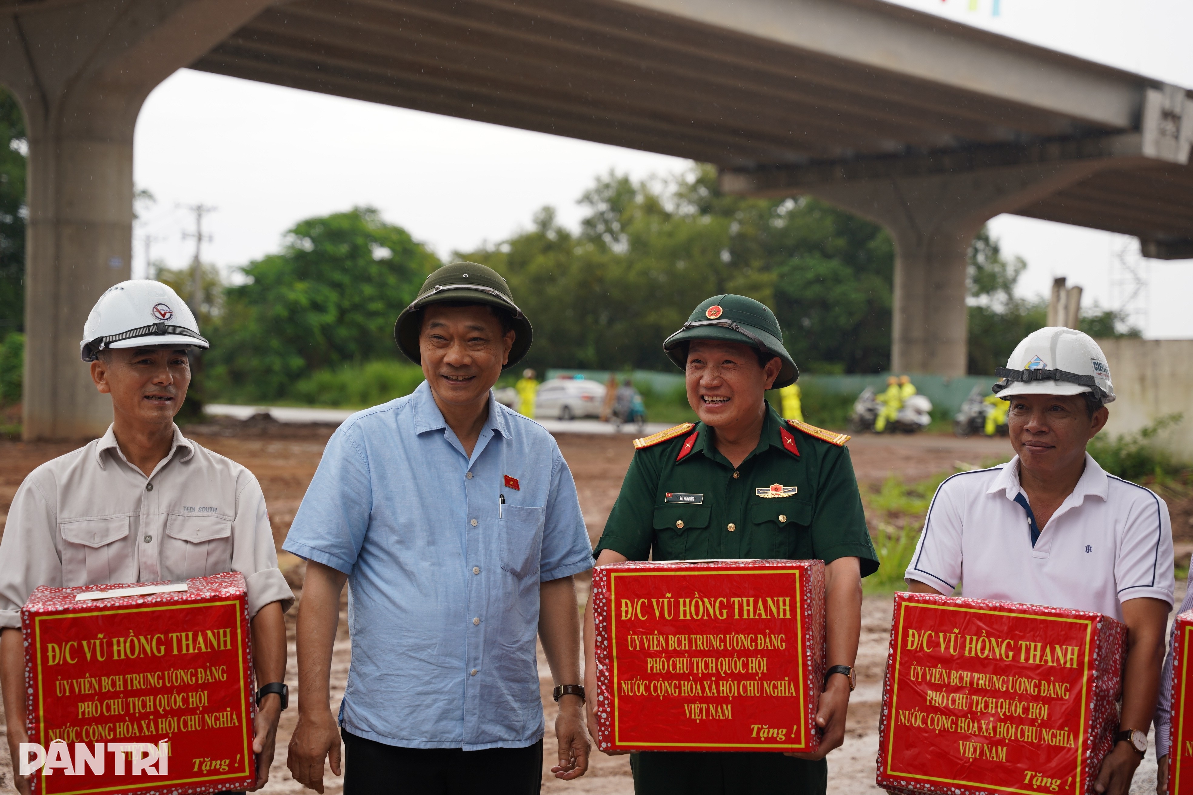 Phó chủ tịch Quốc hội dầm mưa kiểm tra dự án hạ tầng TPHCM - 5