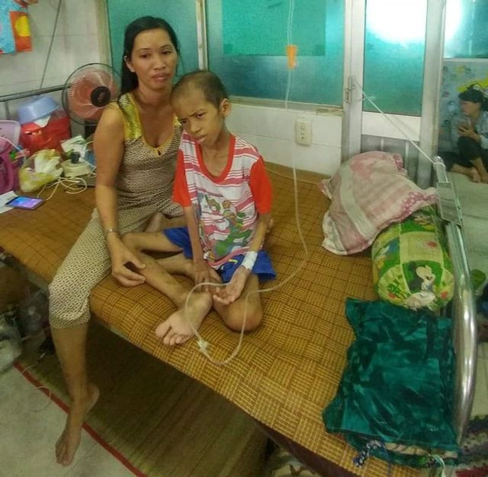 Nhiều bạn đọc Dân trí đến viện giúp đỡ bé trai gầy trơ xương, bụng phình như cái trống - 1 Nhiều bạn đọc Dân trí đến viện giúp đỡ bé trai gầy trơ xương, bụng phình như cái trống - 1