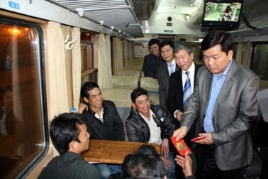 Niềm vui trên chuyến tàu kết năm có Bộ trưởng Đinh La Thăng