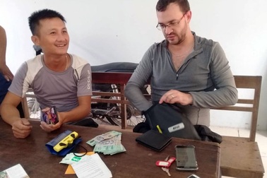 Du khách Colombia vui mừng nhận lại tài sản đánh rơi khi du lịch Quảng Bình