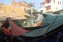 Công trình gần chợ đổ sập, 2 người trọng thương