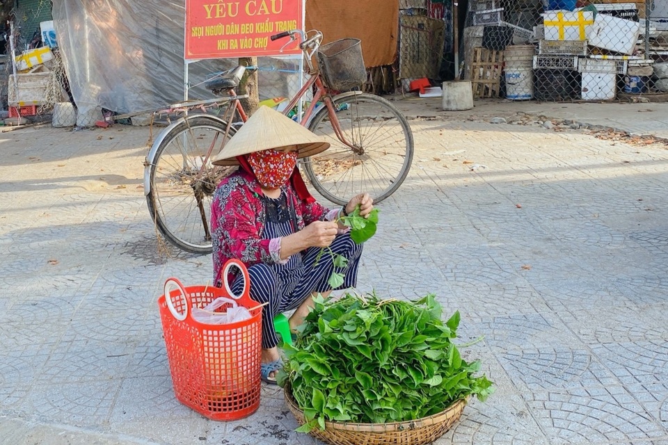 Ngày đầu dỡ lệnh nội bất xuất, ngoại bất nhập ở xã Phong Hiền - 3 Ngày đầu dỡ lệnh nội bất xuất, ngoại bất nhập ở xã Phong Hiền - 3